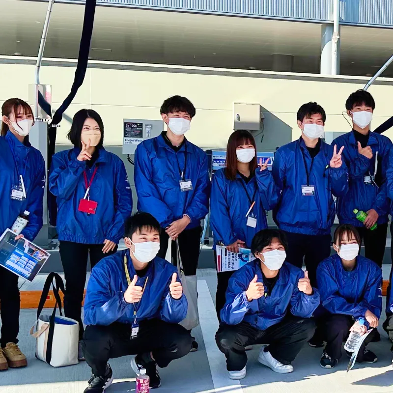 スタッフが集合写真を撮っている様子