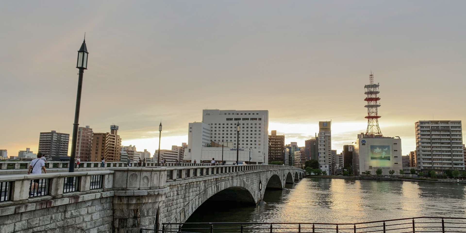 新潟市の万代橋を夕暮れ時に見た景色