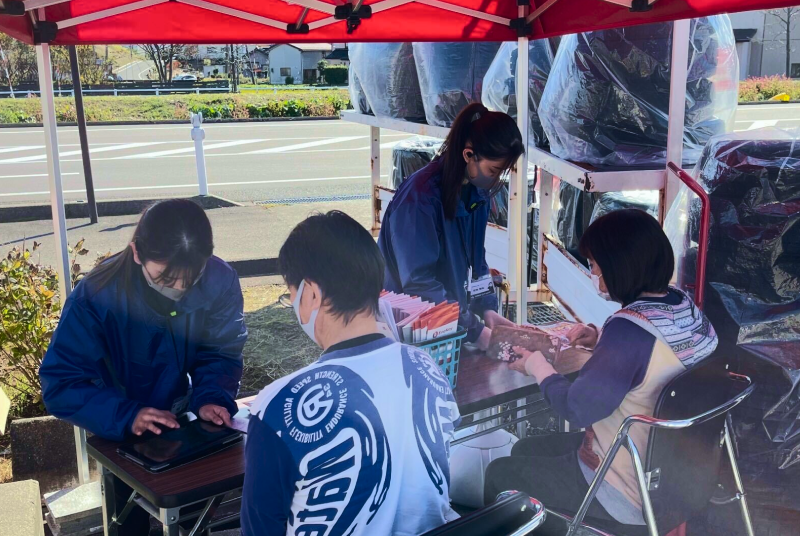 お客様へタブレットでご案内している様子