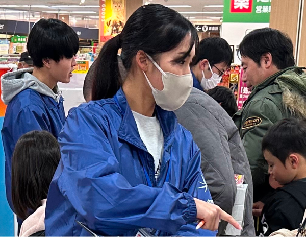 女性スタッフがイベントで接客している様子