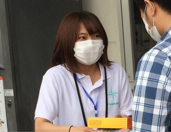女性スタッフがお客様に案内をしている様子