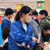 スタッフがお客様へ接客している様子