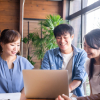 社員がオフィスで話し合っている様子